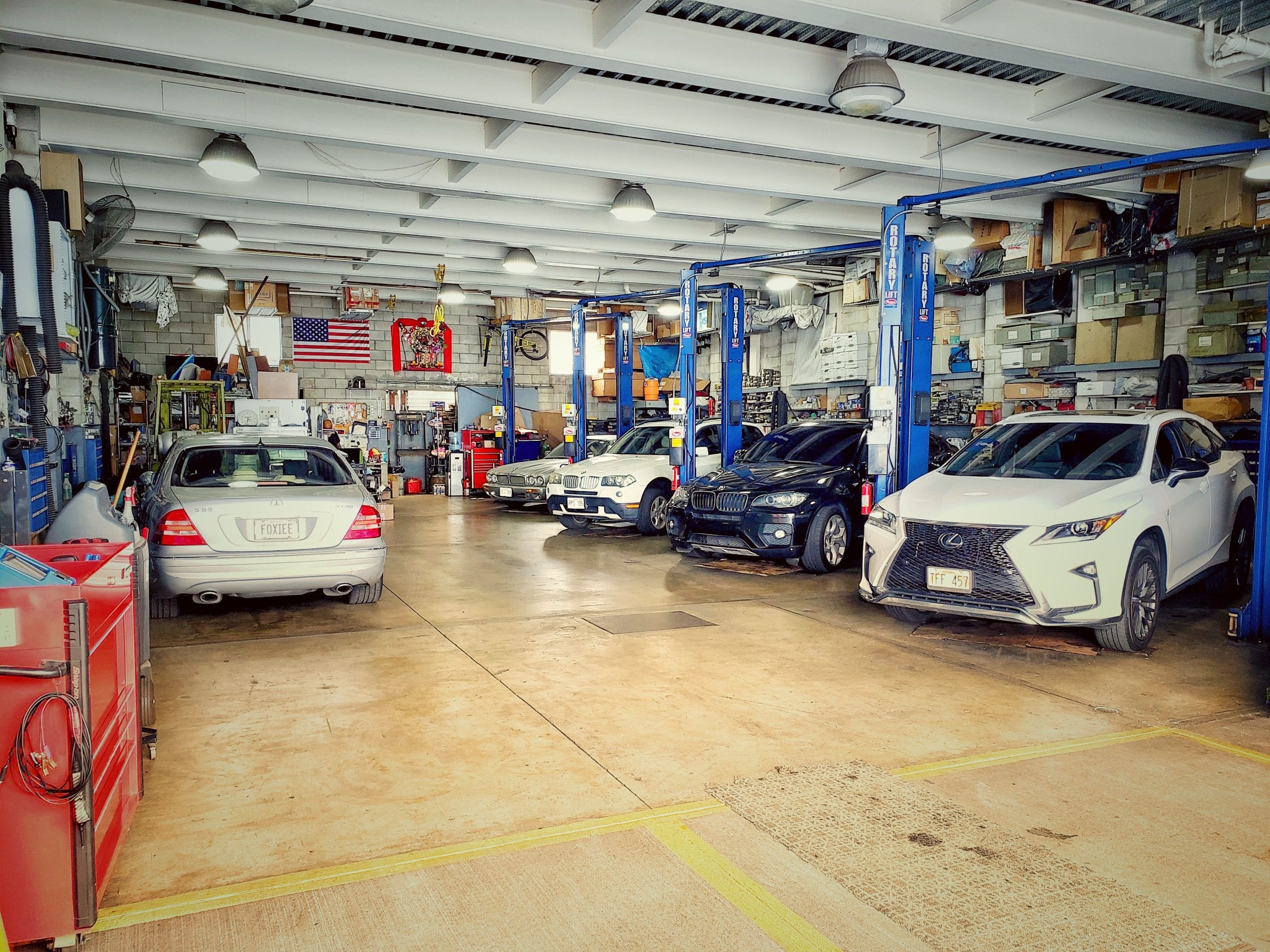 Fantastik Auto Repair Shop Interior